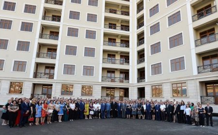 Mətbuata aidiyyatı olmayan müəlliməyə jurnalistlər binasından mənzil verilib 