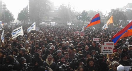  "Nəyə görə polislər mülki geyim və maska ilə öz kimliklərini gizləməyə çalışırlar?”