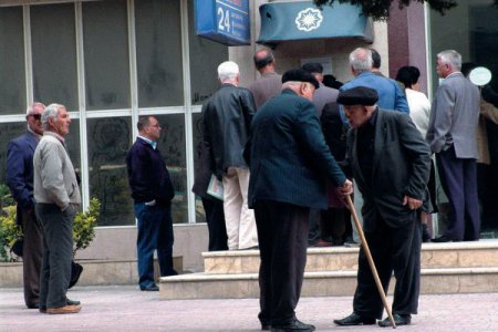 Yaşa görə pensiyaların orta aylıq məbləği 370 manat olacaq 