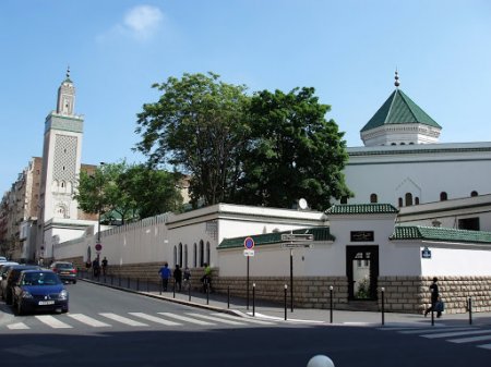 Parisdə şagirdlərin dini simvolları gəzdirməsinə icazə verən məktəb bağlandı 