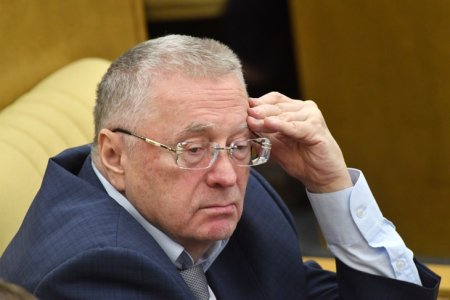"Kiminləsə tanış olanda ona döş nişanı hədiyyə edirdim" "Kiminləsə tanış olanda ona döş nişanı hədiyyə edirdim"
