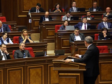 25 deputat səs verdi