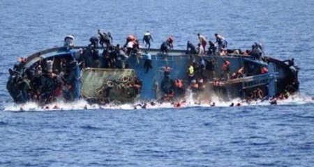 Qəza zamanı gəmi çevrildi, heyət üzvləri dənizə düşdülər Qəza zamanı gəmi çevrildi, heyət üzvləri dənizə düşdülər