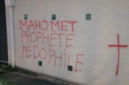 Üç məscid təhqir olundu