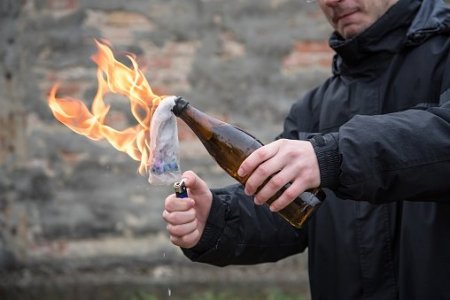 Komissarlığın binasına "Molotov kokteyli" atıldı Komissarlığın binasına "Molotov kokteyli" atıldı