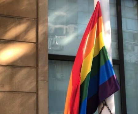 LGBT icmasına dəstək olmaq məqsədilə məscidin divarlarına bayraq asıldı LGBT icmasına dəstək olmaq məqsədilə məscidin divarlarına bayraq asıldı