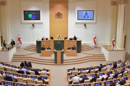 "Rəsmilər danışarkən öz tonunu seçməlidir" 
