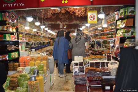 "İnsanlar kompüter, kitab, saat və digər əşyalarını düyü və yağ ilə dəyişmək üçün elan verirlər" "İnsanlar kompüter, kitab, saat və digər əşyalarını düyü və yağ ilə dəyişmək üçün elan verirlər"