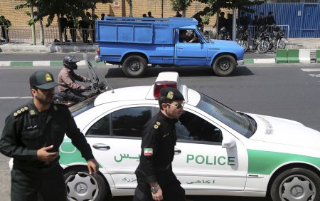 İranda polislər əhalinin şəxsi avtomobillərini də aldılar 