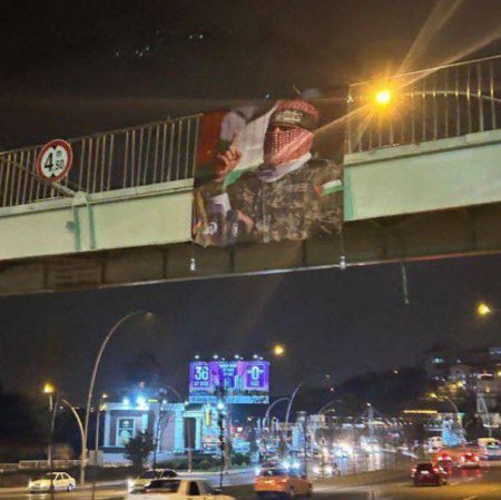 Bıunken gedən yolda Həmasa bağlı Tugayın nümayəndəsinin fotosu olan bayraq asıldı