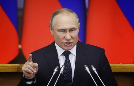 "Putin indi hakimiyyətdəki yerini qorumağa çalışır"