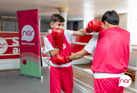“Nar” gənclərin sağlam və aktiv həyat tərzinə töhfə verərək boks təlimlərinə dəstək olur “Nar” gənclərin sağlam və aktiv həyat tərzinə töhfə verərək boks təlimlərinə dəstək olur