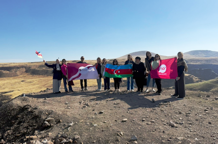 “Nar” Azərbaycan dilinə həsr olunmuş beynəlxalq simpoziuma dəstək olub “Nar” Azərbaycan dilinə həsr olunmuş beynəlxalq simpoziuma dəstək olub