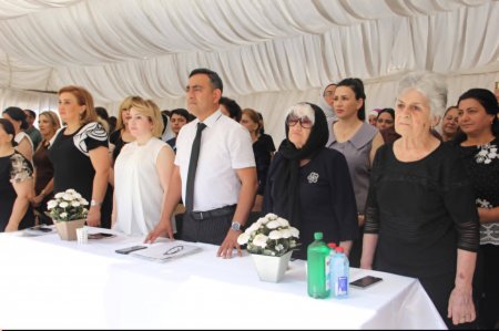 “Məktəbli formasında keçirilən “Son zəng” məsuliyyət, intizam, bərabərlik ifadəsidir”